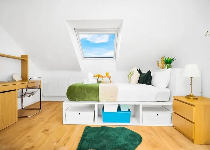 Spacious, Cosy Townhouse For Up To 9 Guests, In City Centre With Allocated Parking!