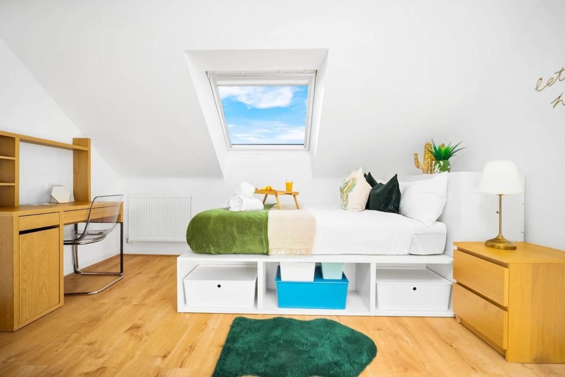 Spacious, Cosy Townhouse For Up To 9 Guests, In Centre With Allocated Parking! Apartment