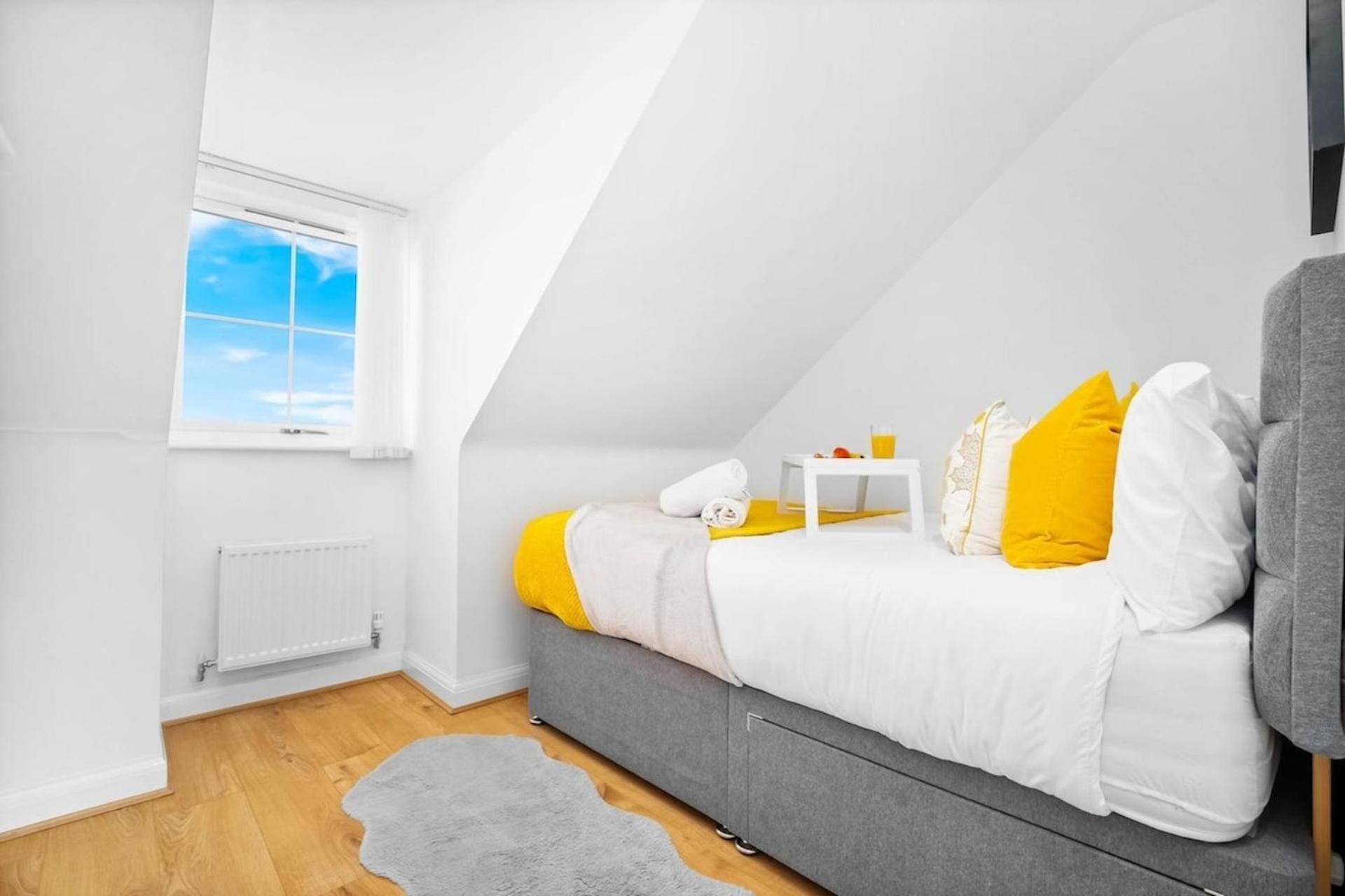 Spacious, Cosy Townhouse For Up To 9 Guests, In Centre With Allocated Parking!