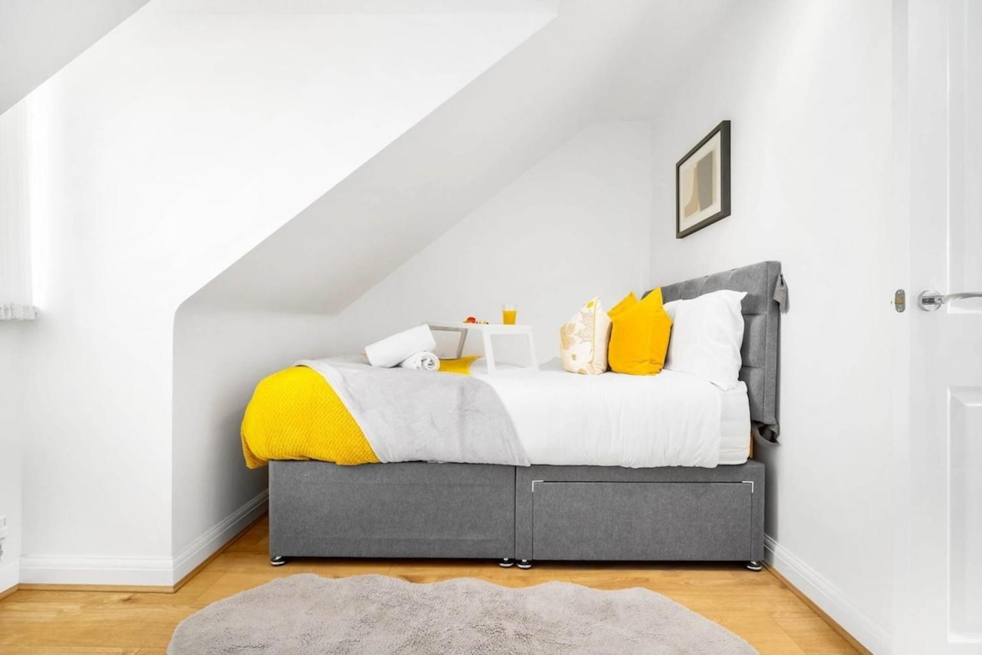 Spacious, Cosy Townhouse For Up To 9 Guests, In Centre With Allocated Parking! Apartment *