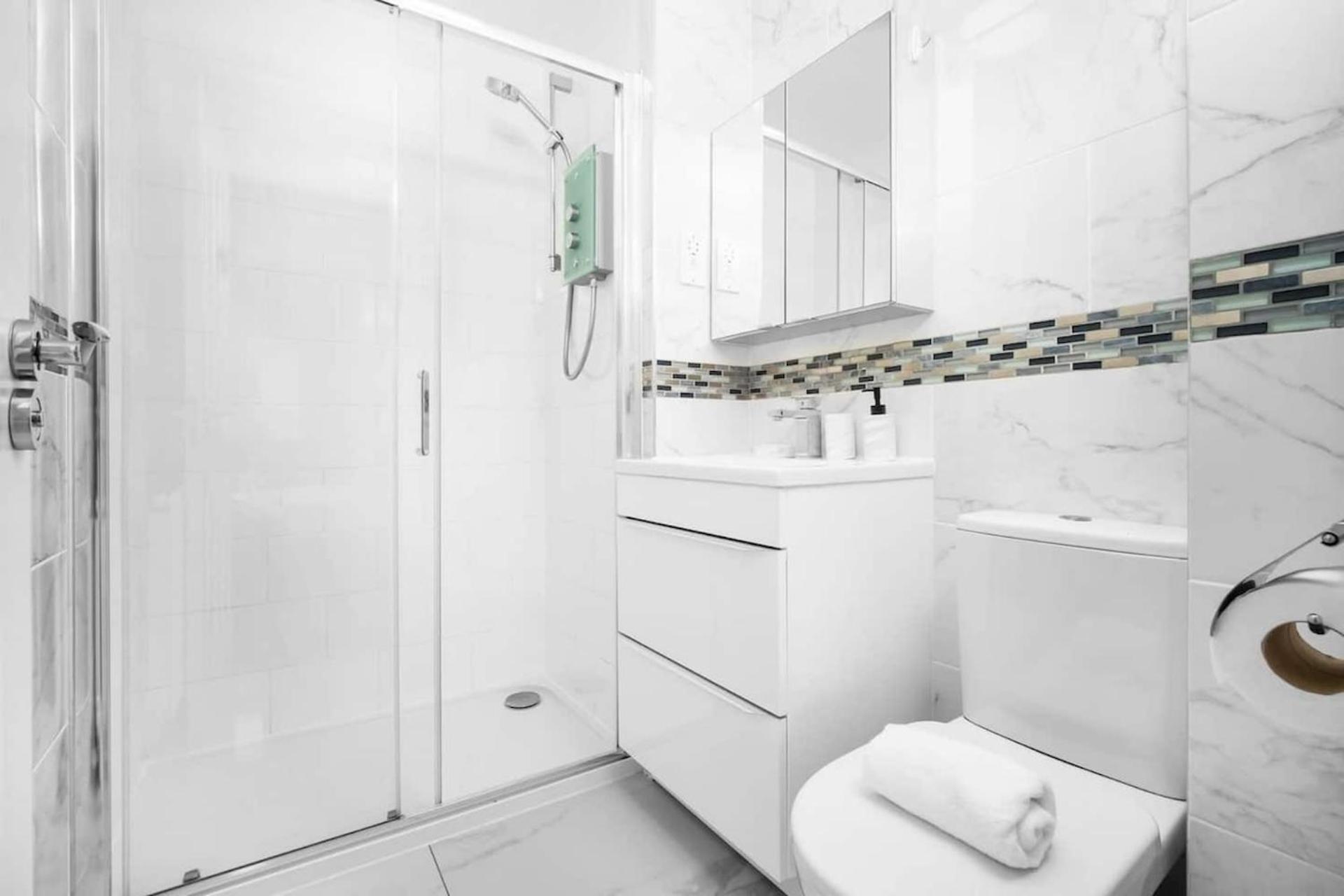 Spacious, Cosy Townhouse For Up To 9 Guests, In Centre With Allocated Parking!